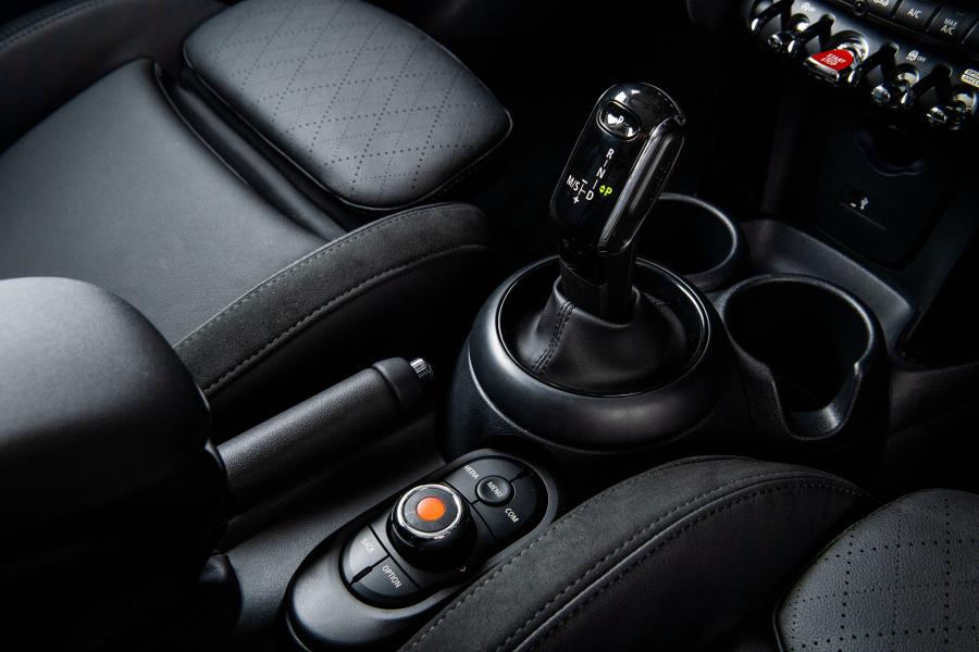 Детали интерьера Mini Cooper (F56) 2018 года  (SG) (фото 15 из 18)